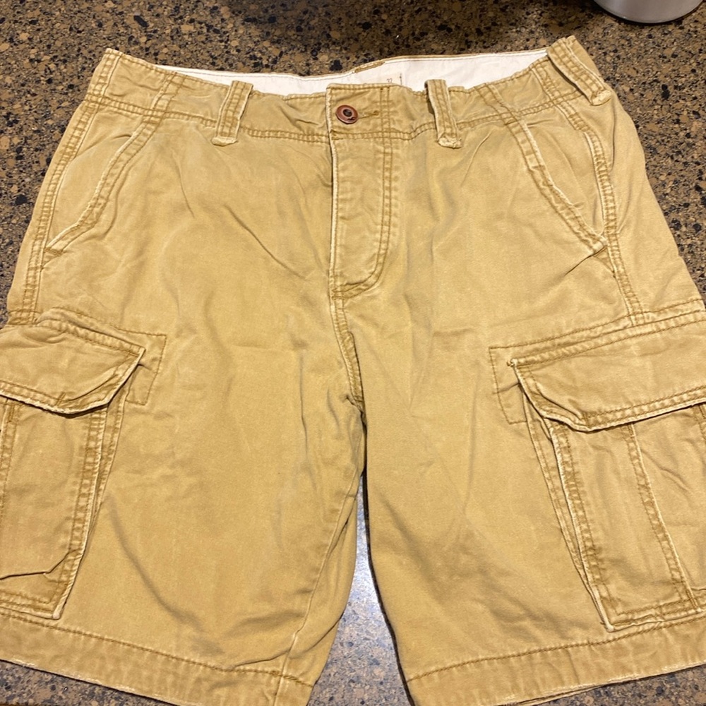 EUC Men’s Hollister size 32 cargo short khaki